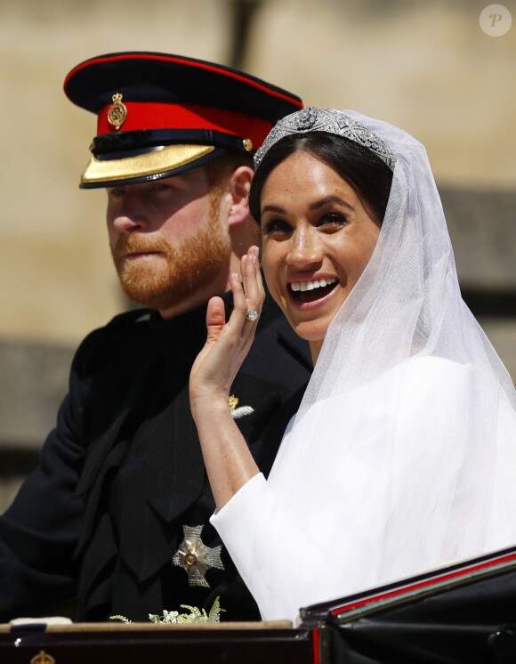 Le prince Harry, duc de Sussex, et Meghan Markle, duchesse de Sussex, en calèche à la sortie du château de Windsor après leur mariage le 19 mai 2018.