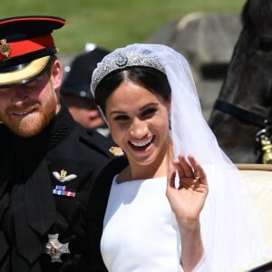 Le prince Harry, duc de Sussex, et Meghan Markle, duchesse de Sussex, en calèche à la sortie du château de Windsor après leur mariage le 19 mai 2018.