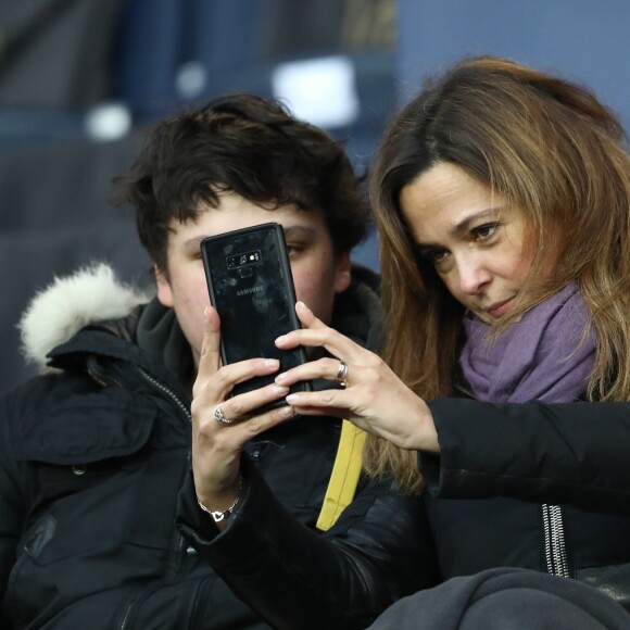 Sandrine Quétier et son fils Gaston - People dans les tribunes du match de football PSG - Guingamp (9-0) au Parc des Princes à Paris le 19 janvier 2019.