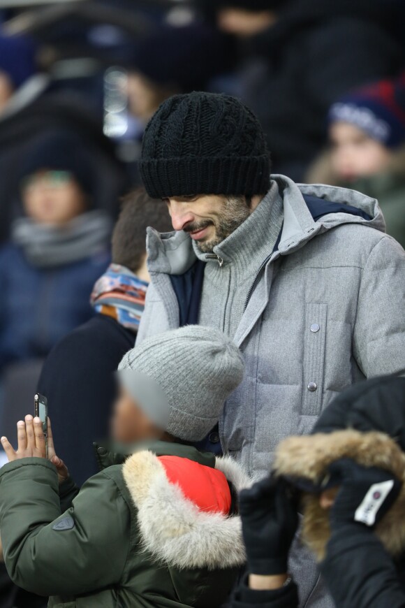 Michaël Cohen et son fils Surifel - People dans les tribunes du match de football PSG - Guingamp (9-0) au Parc des Princes à Paris le 19 janvier 2019.