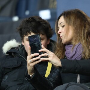 Sandrine Quétier et son fils Gaston - People dans les tribunes du match de football PSG - Guingamp (9-0) au Parc des Princes à Paris le 19 janvier 2019.