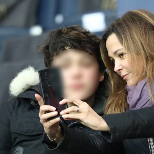 Sandrine Quétier et son fils Gaston - People dans les tribunes du match de football PSG - Guingamp (9-0) au Parc des Princes à Paris le 19 janvier 2019.