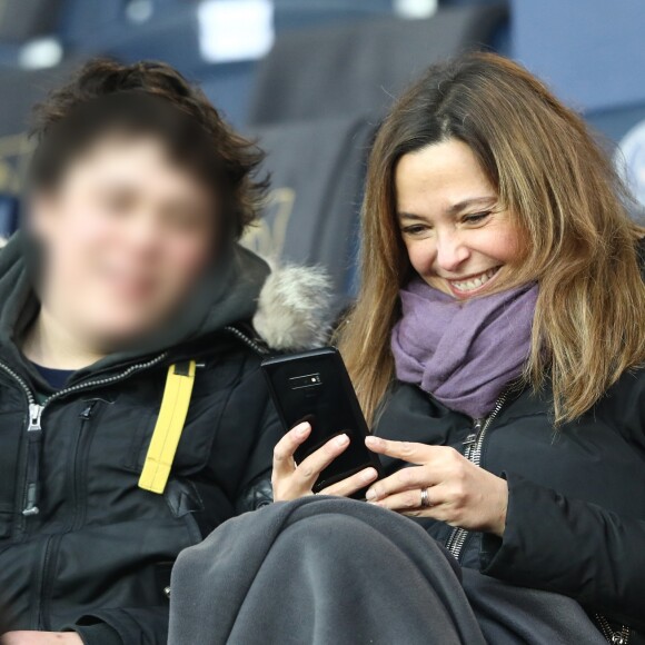 Sandrine Quétier et son fils Gaston - People dans les tribunes du match de football PSG - Guingamp (9-0) au Parc des Princes à Paris le 19 janvier 2019.