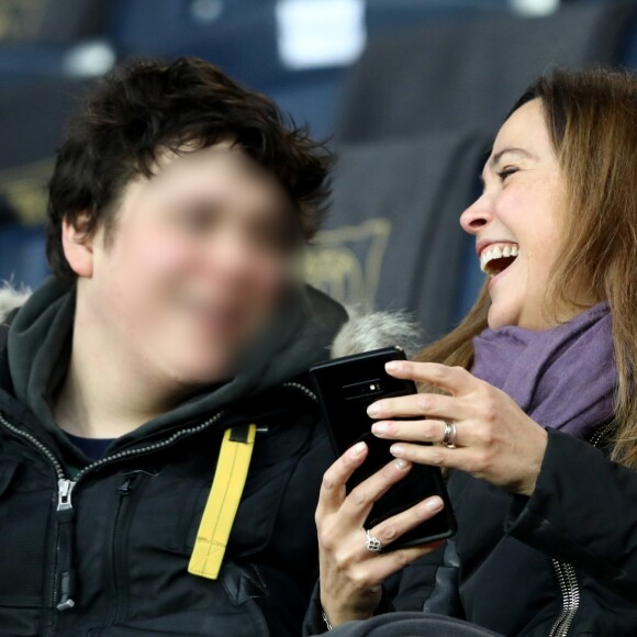 Sandrine Quétier et son fils Gaston - People dans les tribunes du match de football PSG - Guingamp (9-0) au Parc des Princes à Paris le 19 janvier 2019.