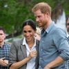 Le prince Harry, duc de Sussex et sa femme Meghan Markle, duchesse de Sussex (enceinte) sont accueillis par des élèves australiens à leur arrivée à Dubbo en Australie dans le cadre de leur première tournée officielle, le 17 octobre 2018.