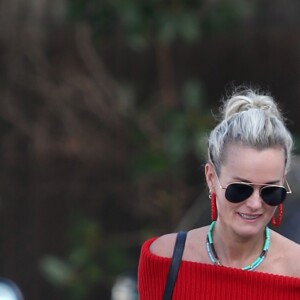 Laeticia Hallyday va déjeuner avec son amie Christina au "Brentwood Country Mart" à Brentwood, Los Angeles, le 10 janvier 2019.