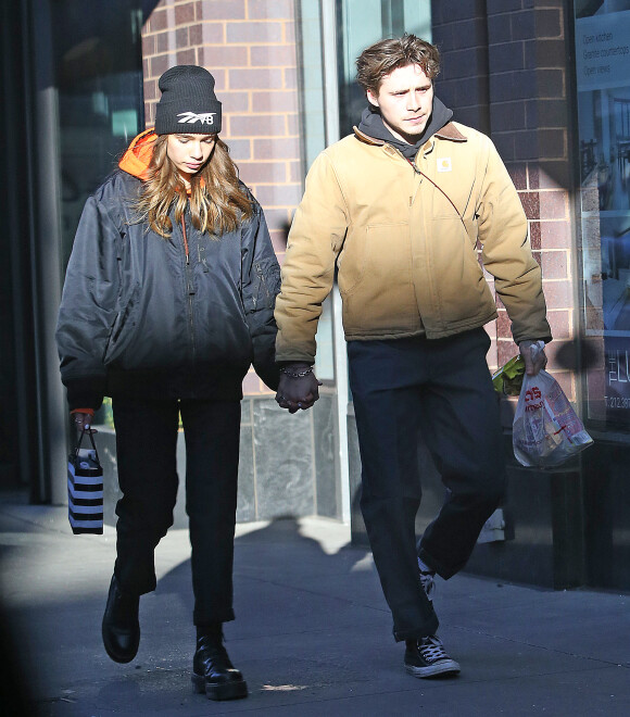 Brooklyn Beckham et sa compagne Hana Cross main dans la main dans les rues de New York, le 22 janvier 2019.