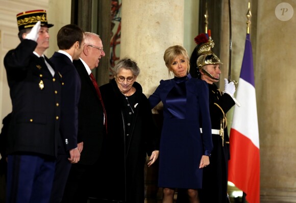 Le président de la République française Emmanuel Macron et la première dame Brigitte Macron accueillent le président de l'État d'Israël Reuven Rivlin et sa femme Nechama Rivlin - Dîner officiel en l'honneur du président israélien et sa femme au palais de l'Elysée à Paris, le 23 janvier 2019. © Dominique Jacovides/Bestimage