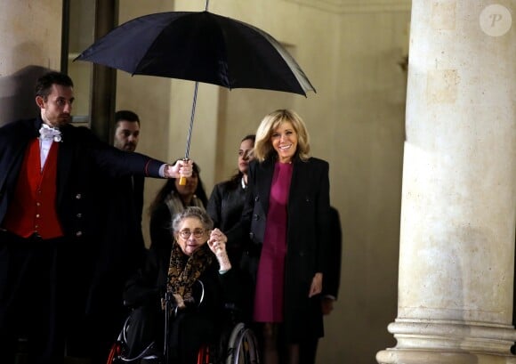 Brigitte Macron raccompagne la première dame isréalienne Nechama Rivlin sur le perron du palais de l'Elysée à Paris, le 23 janvier 2019. © Dominique Jacovides/Bestimage