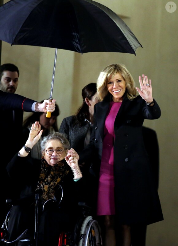Brigitte Macron raccompagne la première dame isréalienne Nechama Rivlin sur le perron du palais de l'Elysée à Paris, le 23 janvier 2019. © Dominique Jacovides/Bestimage