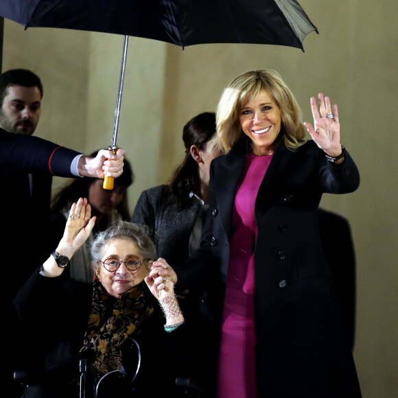 Brigitte Macron raccompagne la première dame isréalienne Nechama Rivlin sur le perron du palais de l'Elysée à Paris, le 23 janvier 2019. © Dominique Jacovides/Bestimage