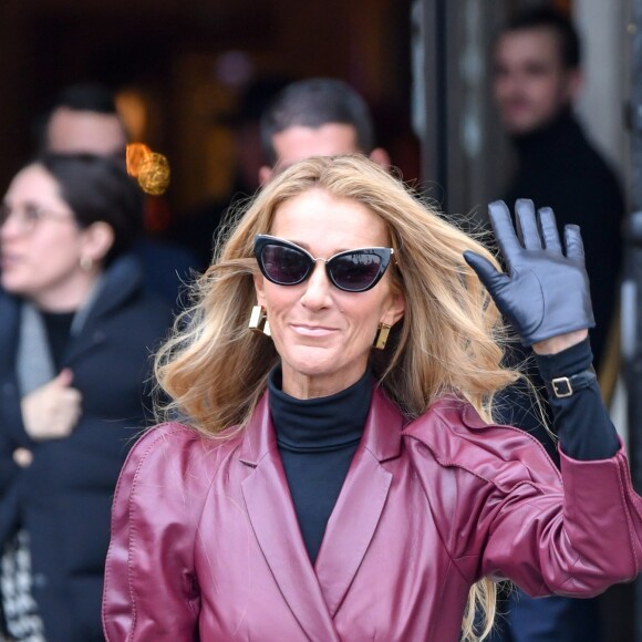 Céline Dion sort de l'hôtel de Crillon pour se rendre à la maison Givenchy à Paris le 24 janvier 2019.