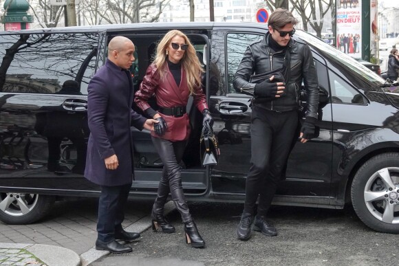 Céline Dion sort de l'hôtel de Crillon pour se rendre à la maison Givenchy à Paris le 24 janvier 2019.