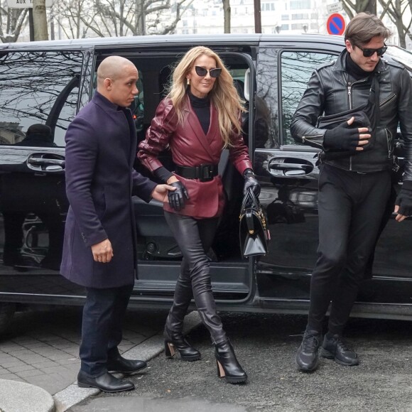 Céline Dion sort de l'hôtel de Crillon pour se rendre à la maison Givenchy à Paris le 24 janvier 2019.