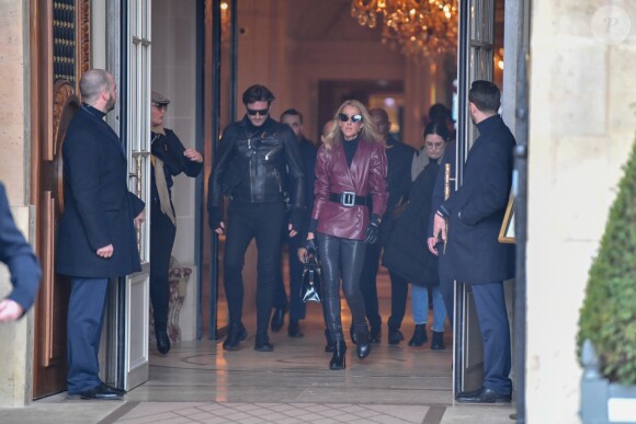 Céline Dion sort de l'hôtel de Crillon pour se rendre à la maison Givenchy à Paris le 24 janvier 2019.
