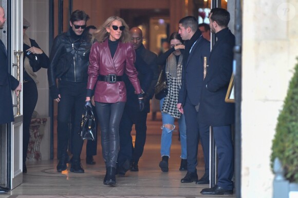 Céline Dion sort de l'hôtel de Crillon pour se rendre à la maison Givenchy à Paris le 24 janvier 2019.
