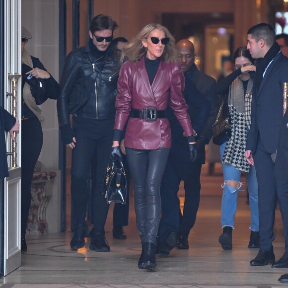 Céline Dion sort de l'hôtel de Crillon pour se rendre à la maison Givenchy à Paris le 24 janvier 2019.