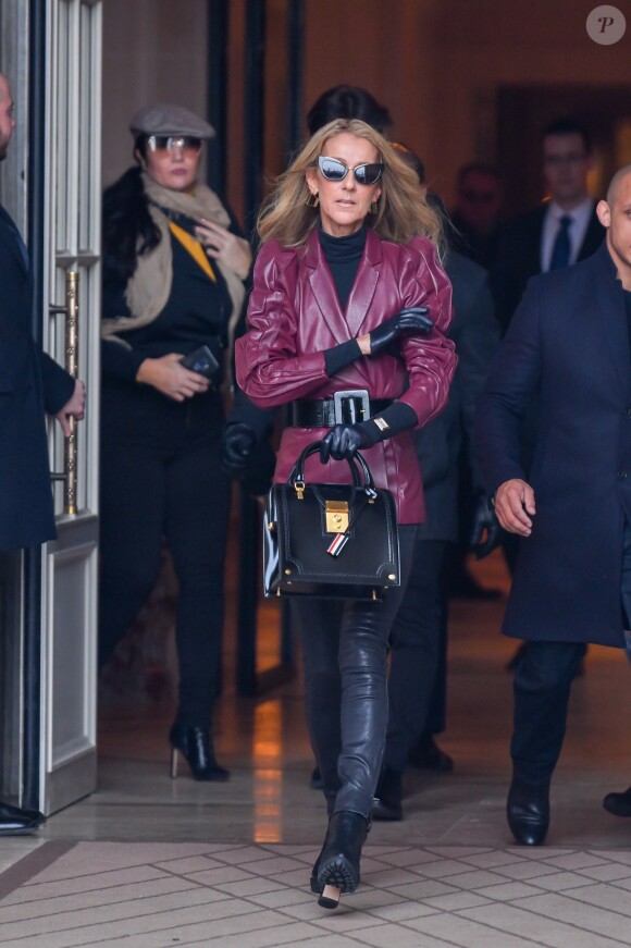 Céline Dion sort de l'hôtel de Crillon pour se rendre à la maison Givenchy à Paris le 24 janvier 2019.
