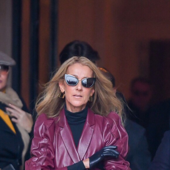 Céline Dion sort de l'hôtel de Crillon pour se rendre à la maison Givenchy à Paris le 24 janvier 2019.
