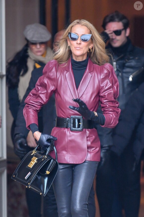 Céline Dion sort de l'hôtel de Crillon pour se rendre à la maison Givenchy à Paris le 24 janvier 2019.