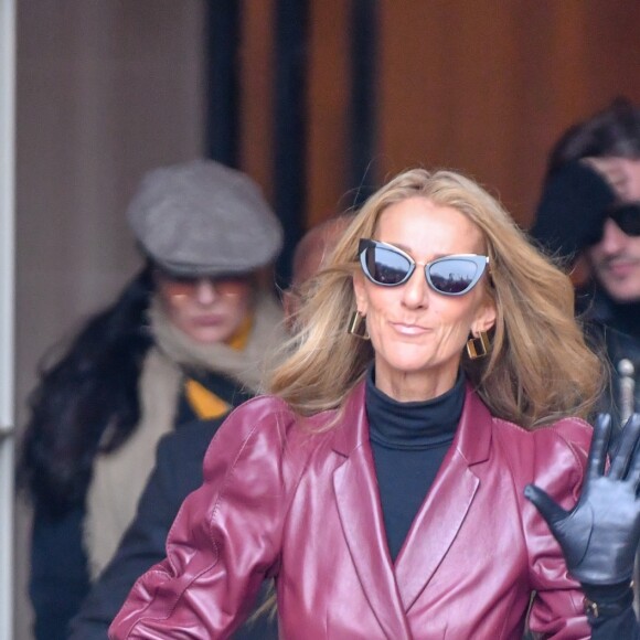 Céline Dion sort de l'hôtel de Crillon pour se rendre à la maison Givenchy à Paris le 24 janvier 2019.