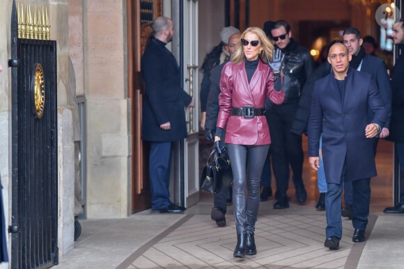 Céline Dion sort de l'hôtel de Crillon pour se rendre à la maison Givenchy à Paris le 24 janvier 2019.
