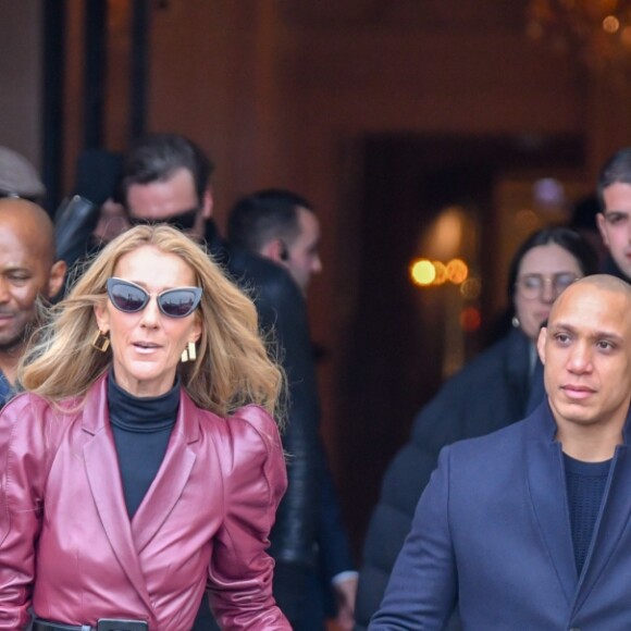 Céline Dion sort de l'hôtel de Crillon pour se rendre à la maison Givenchy à Paris le 24 janvier 2019.