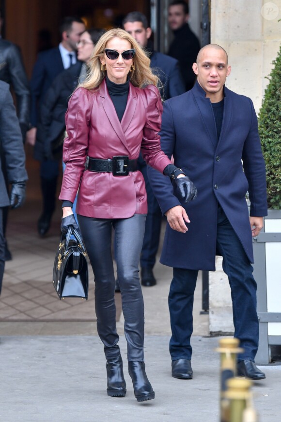 Céline Dion sort de l'hôtel de Crillon pour se rendre à la maison Givenchy à Paris le 24 janvier 2019.