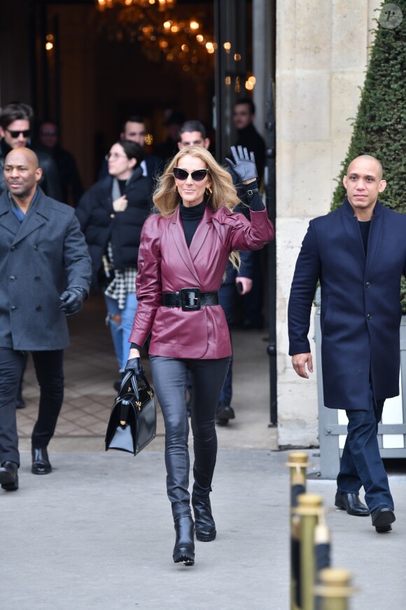 Céline Dion sort de l'hôtel de Crillon pour se rendre à la maison Givenchy à Paris le 24 janvier 2019.