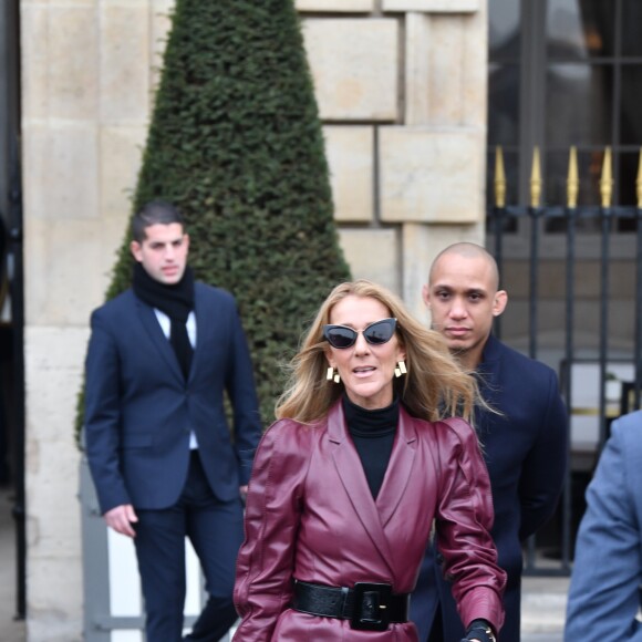Céline Dion sort de l'hôtel de Crillon pour se rendre à la maison Givenchy à Paris le 24 janvier 2019.
