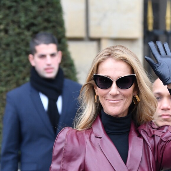 Céline Dion sort de l'hôtel de Crillon pour se rendre à la maison Givenchy à Paris le 24 janvier 2019.