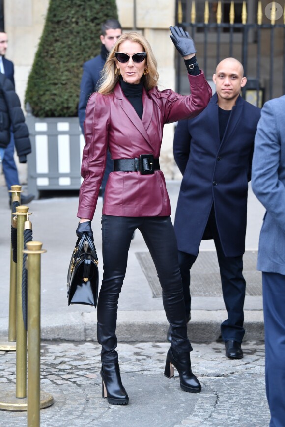Céline Dion sort de l'hôtel de Crillon pour se rendre à la maison Givenchy à Paris le 24 janvier 2019.