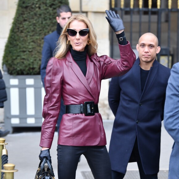 Céline Dion sort de l'hôtel de Crillon pour se rendre à la maison Givenchy à Paris le 24 janvier 2019.