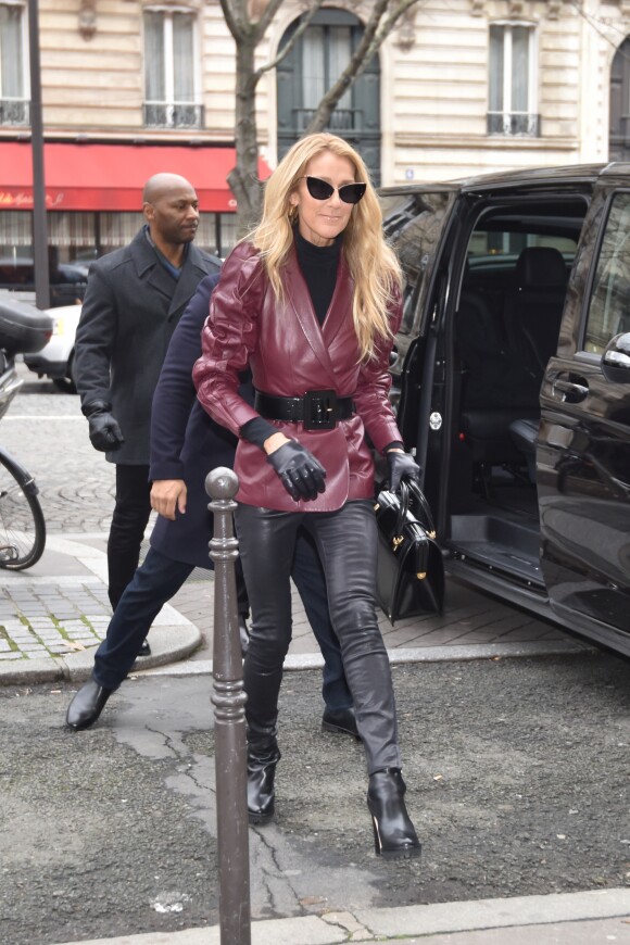 Céline Dion sort de l'hôtel de Crillon pour se rendre à la maison Givenchy à Paris le 24 janvier 2019.