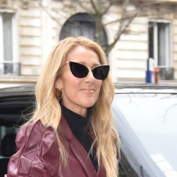 Céline Dion sort de l'hôtel de Crillon pour se rendre à la maison Givenchy à Paris le 24 janvier 2019.