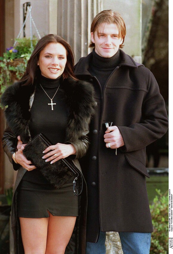 Victoria Adams et David Beckham annonçent leur fiançailles à Londres, le 21 janvier 1998.