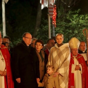 Le prince Albert II et la princesse Charlene de Monaco, avec leur fils le prince Jacques, ont participé aux célébrations de Sainte Dévote dans la soirée du samedi 26 janvier 2019. Après la procession et la messe, ils ont incendié la barque commémorant la légende de la patronne de la principauté. ©Jean-François Ottonello/Bestimage