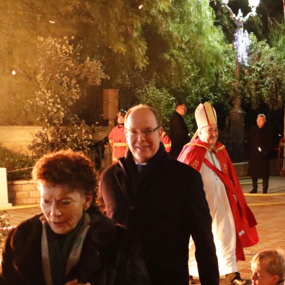Le prince héréditaire Jacques de Monaco donnant la main à ses parents le prince Albert II et la princesse Charlene de Monaco lors des célébrations de Sainte Dévote dans la soirée du samedi 26 janvier 2019. ©Claudia Albuquerque/Bestimage