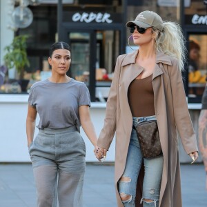 Exclusif - Khloe Kardashian et Kourtney Kardashian sont allées acheter des glaces à emporter à Calabasas, Los Angeles. Le 24 janvier 2019.