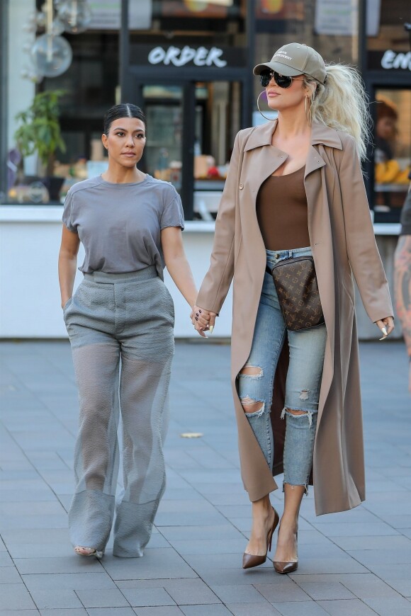Exclusif - Khloe Kardashian et Kourtney Kardashian sont allées acheter des glaces à emporter à Calabasas, Los Angeles. Le 24 janvier 2019.