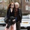 Exclusif - Jimmy Page et sa compagne Scarlett Sabet se promènent dans le quartier de Kensington à Londres, Royaume Uni, le 16 avril 2018.