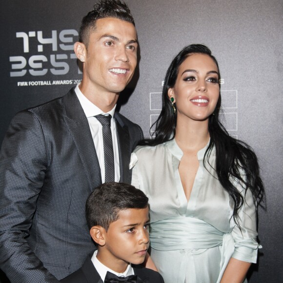 Cristiano Ronaldo (meilleur joueur), son fils Cristiano Jr et sa compagne Georgina Rodriguez enceinte - The Best FIFA Football Awards 2017 au London Palladium à Londres, le 23 octobre 2017. © Pierre Perusseau/Bestimage