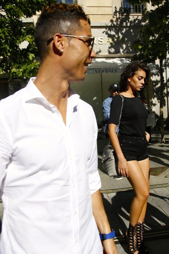 Exclusif - Cristiano Ronaldo et sa compagne Georgina Rodriguez font du shopping dans les rues de Madrid, quelques jours avant la finale de la Ligue des Champions. Le 30 mai 2017.