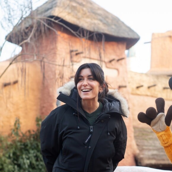 Jenifer Bartoli pose avec Timon à Disneyland Paris en février 2019 pour la présentation du Festival du Roi Lion et de la Jungle qui aura lieu du 30 juin au 22 septembre 2019