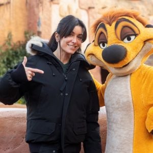 Jenifer Bartoli pose avec Timon à Disneyland Paris en février 2019 pour la présentation du Festival du Roi Lion et de la Jungle qui aura lieu du 30 juin au 22 septembre 2019