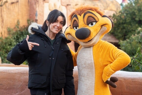 Jenifer Bartoli pose avec Timon à Disneyland Paris en février 2019 pour la présentation du Festival du Roi Lion et de la Jungle qui aura lieu du 30 juin au 22 septembre 2019