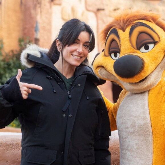 Jenifer Bartoli pose avec Timon à Disneyland Paris en février 2019 pour la présentation du Festival du Roi Lion et de la Jungle qui aura lieu du 30 juin au 22 septembre 2019