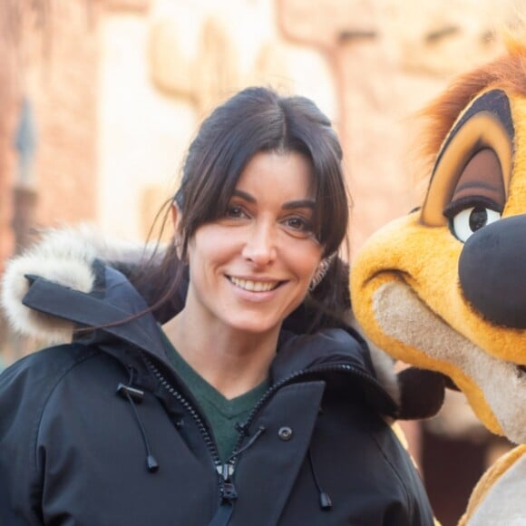 Jenifer Bartoli pose avec Timon à Disneyland Paris en février 2019 pour la présentation du Festival du Roi Lion et de la Jungle qui aura lieu du 30 juin au 22 septembre 2019