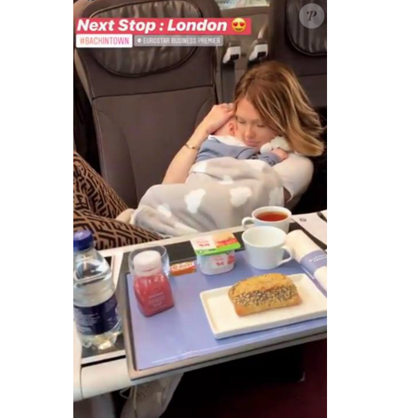 Caroline Receveur et son tout petit Marlon en route pour Londres le 6 février 2019.