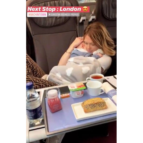 Caroline Receveur et son tout petit Marlon en route pour Londres le 6 février 2019.